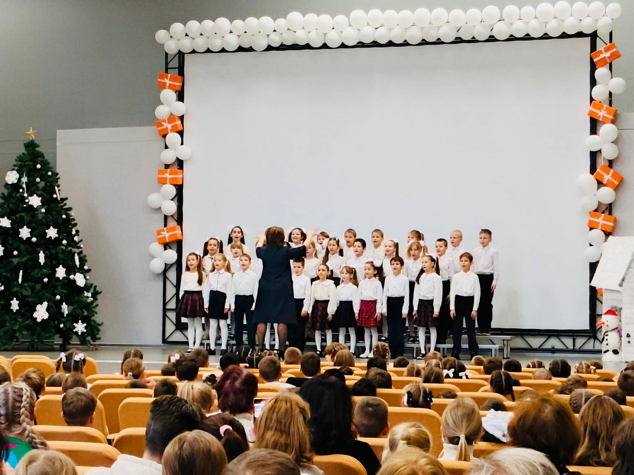 Хор на сцене.
