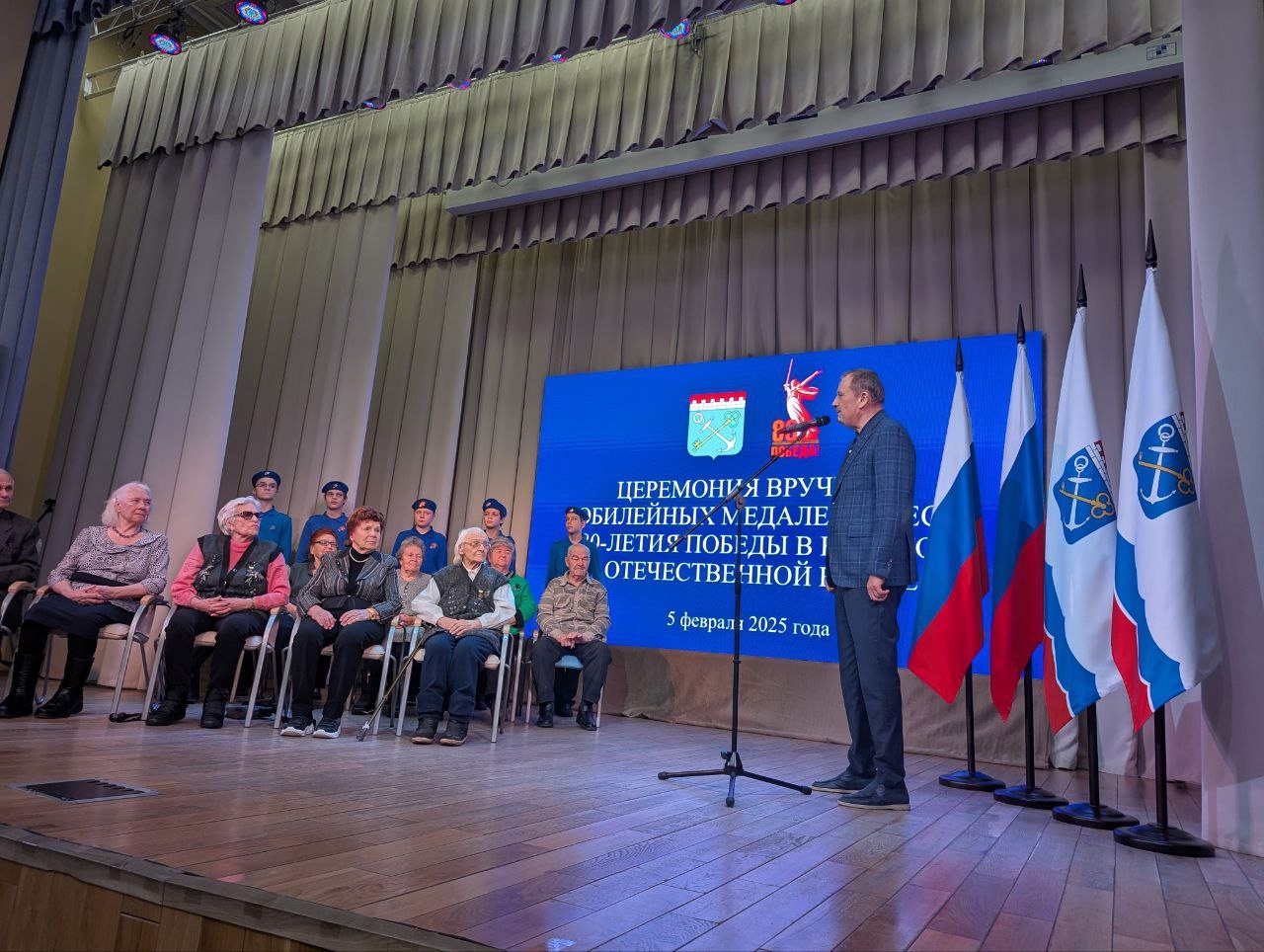 А.Ю.Дрозденко вручает юбилейные медали ветеранам.